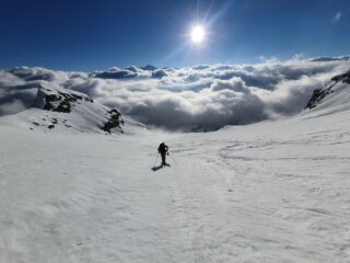il vallone che salendo conduce al Colle d'Oin. Sullo sfondo il Gran Paradiso spunta dalle nuvole