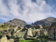 Alpe di Lee. Sullo sfondo, a destra, l'inconfondibile torrione del Colle di Nora.