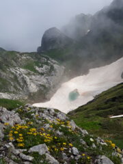 il nevaio del Mondolè con il suo laghetto