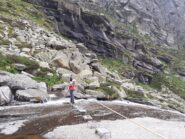 L'attraversamento del Rio Vassola sulla grande placca.