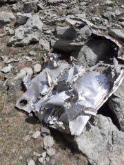 I resti del aereo appena sopra il lago di Rouen