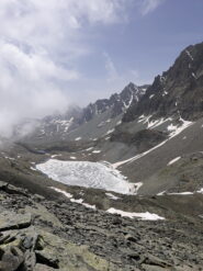 il lago Grande di Viso, ancora ghiacciato