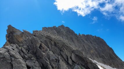 La cresta da percorrere con la cima al centro