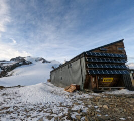 Rifugio Q.Sella al Felik e a sinistra il Castore 
