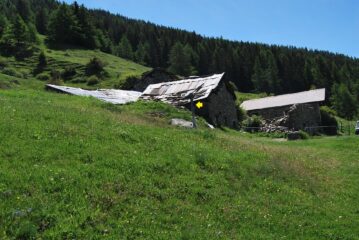 L’arrivo a Praperiaz, dove manca l’indicazione per il sentiero 1-1C, una volta posta sul paletto in legno