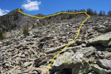 La Becca di Roisan vista all’inizio della pietraia con il percorso da seguire