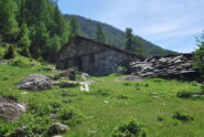 L’alpeggio Chantè des Meyes scendendo a Valpeline