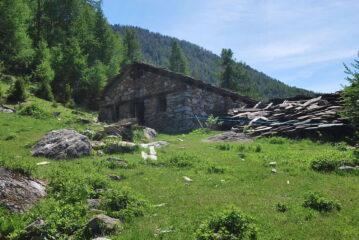 L’alpeggio Chantè des Meyes scendendo a Valpeline