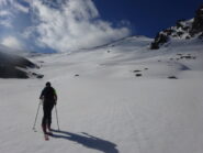 In salita nel vallone antistante il Colle di Thuras