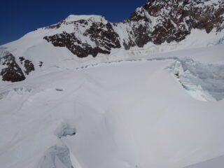 In discesa: soliti crepacci verso ovest intorno a quota 3.900 m.
