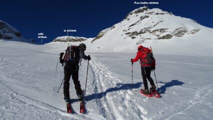 Messo piedi sulla Vedretta del P.zo Scalino  seguiamo la traccia che porta verso la cresta.