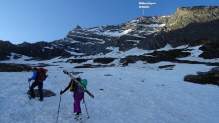 Passiamo sotto la parete nord-ovest dell'Hübschorn. 
