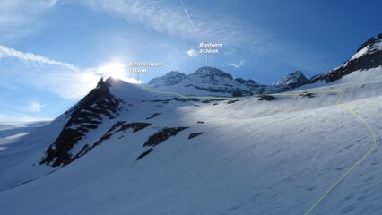 La traccia che sale al Breithornpass.