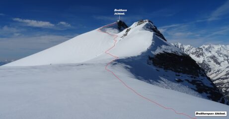 La traccia che sale al Breithorn, vista dal passo omonimo.
