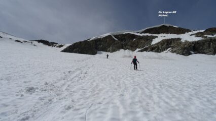 Scesi ancora il pendio apportiamo una breve variante allargando un po' il giro.