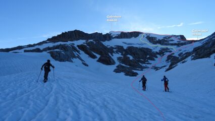  Le possibili vie di salita o anche di discesa per il Galenhorn. In rosso quella che sale alla Galensattel. In giallo quella più diretta sul Galengletscher. Tutte e due si ricongiungono di nuovo in cresta arrivando poi in vetta.   