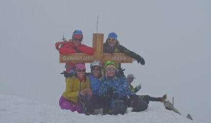 Foto con nebbia di vetta al Galenstock. Sergio Matteo Laura il sottoscritto ed Eva.