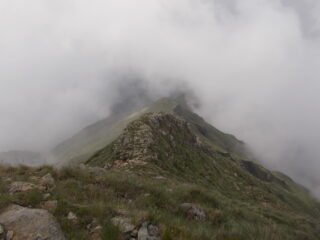 la cresta sud di salita tutta pulita ma nelle nebbie..