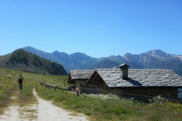Poco oltre le baite del Serri occorre un pò di portage per raggiungere il colle Sarasin