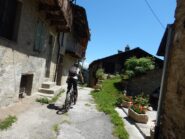 Passaggio ad Ussolo prima della discesa finale su Prazzo