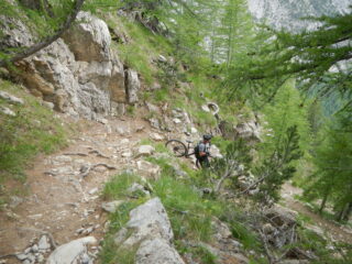 la discesa, ben poco ciclabile, sul Colle della Scala