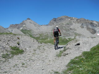 sullo sfondo: Rocca dei Tre Vescovi 2867 m. e Monte Enchastraye 2955 m.