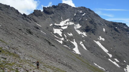 salendo verso la cresta, con la Ciatagnera sullo sfondo