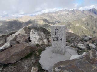 il cippo di confine sulla cima centrale