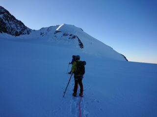 La parete del Naso salita su una traccia obliqua ascendente a dx