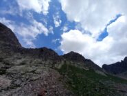 L'evidente paretina di attacco visibile dal Colle della Lombarda