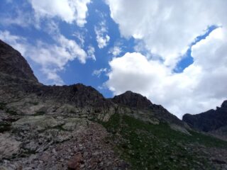 L'evidente paretina di attacco visibile dal Colle della Lombarda