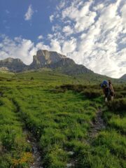 Poco sopra al rifugio, si vedono i Bricchi Neri spuntare sotto la Rocca Garba