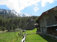 Il piccolo villaggio di Tillac, con i monti ancora innevati sullo sfondo