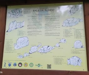 Pannello al centro della falesia