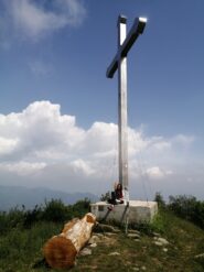 Croce e nuova panchina in vetta