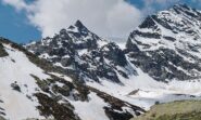 Al centro il canale di discesa sul ghiacciaio della capra. A sinistra non visibile il colle del palo