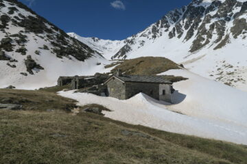 il bivacco Moline con il Col d'Annibal sullo sfondo