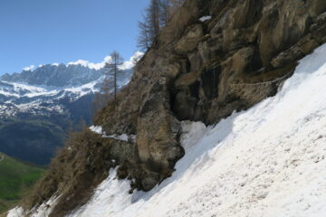 il caratteristico passaggio nella roccia del Ru che porta Plan du Débat