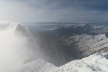 sulla sinistra il Pain de Sucre nella nebbia dalla cima del Fourchon
