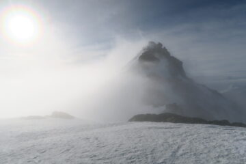 la nebbia comincia a diradarsi
