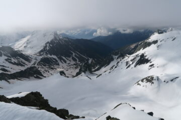 il bel vallone di salita comune a tutti gli itinerari