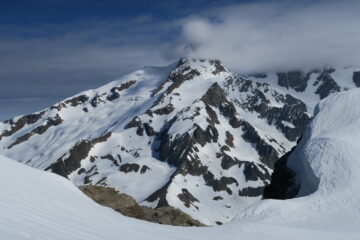 l'Aiguille des Glaciers con la testa tra le nuvole