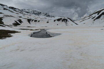 robusto ponte di neve (per ora) per superare il torrente in uscita dal lago Verney
