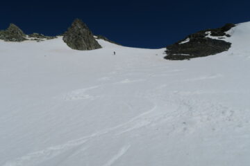 invece di passare dal colle sceso da questo magnifico pendio