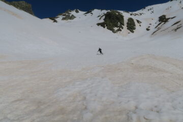 appena a destra della punta il bellissimo pendio della nostra discesa