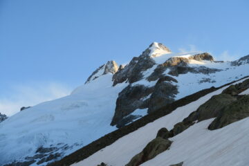 si diradano le nebbie del mattino e appare la cima
