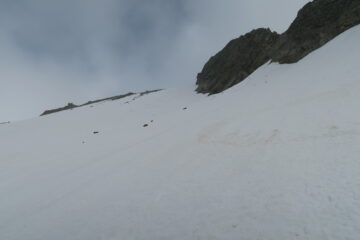 in discesa poco sopra il bivacco in compagnie di nebbioni che lasciavano cadere un leggero nevischio