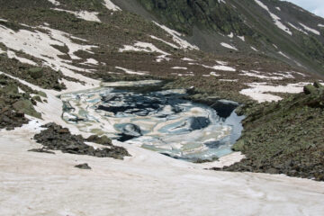 Il lago Mongioie in fase di disgelo