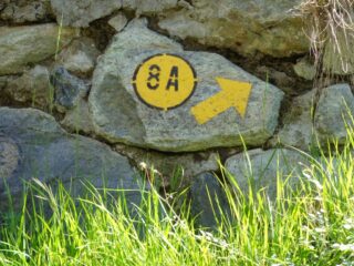 Dopo un po' di asfalto da Barbustel il sentiero inizia sulla sx poco prima di Capiron