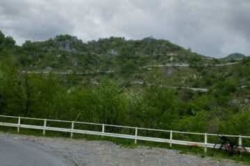 Tornanti alla forcella di Olino